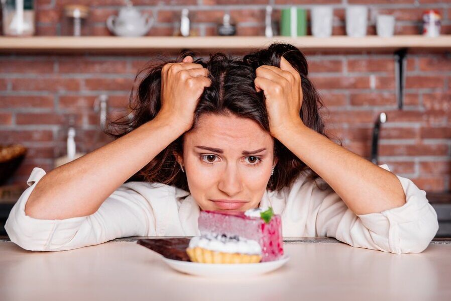 Á saída da dieta xaponesa, debes absterse de doces. 